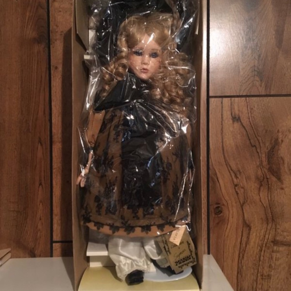 GLORIA CONNOISSEUR COLLECTION DOLL, New With Tags!